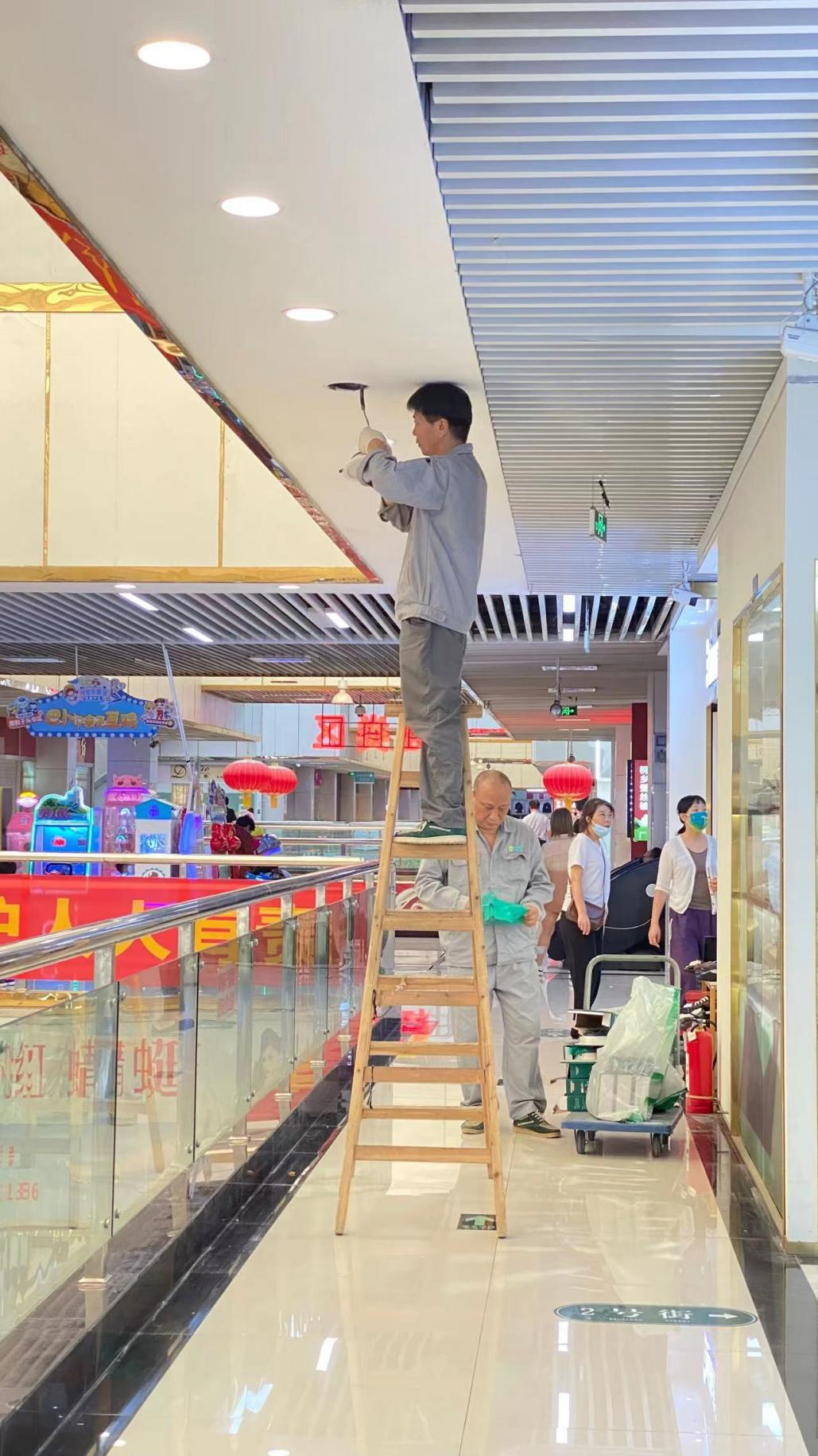 錢江商城開(kāi)展照明燈光更換工作