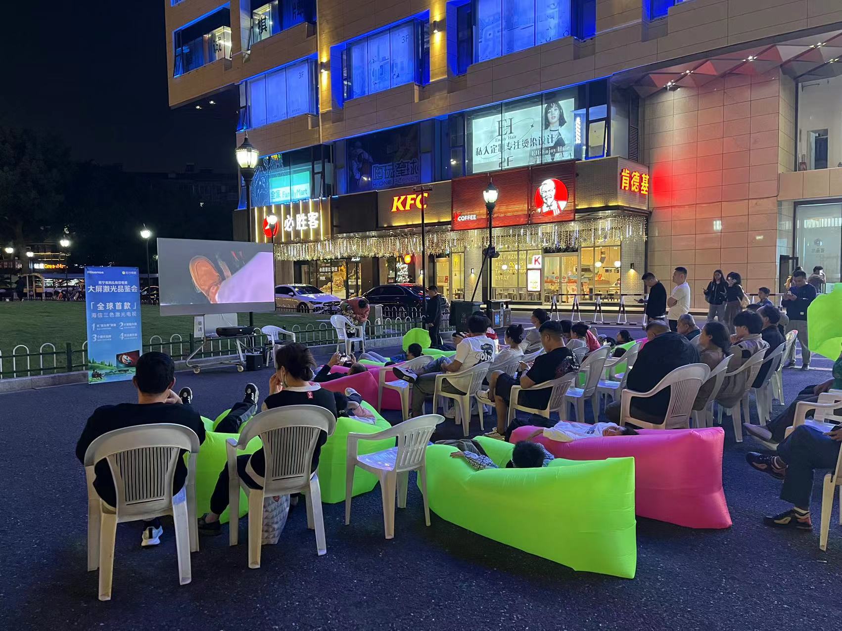水晶城露天電影盛宴，歡聲笑語中感受夜晚魅力