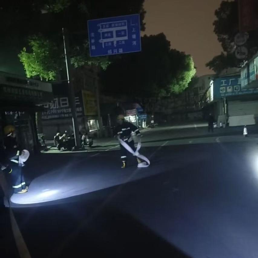建華市場深夜進(jìn)行突擊消防演練活動(dòng)