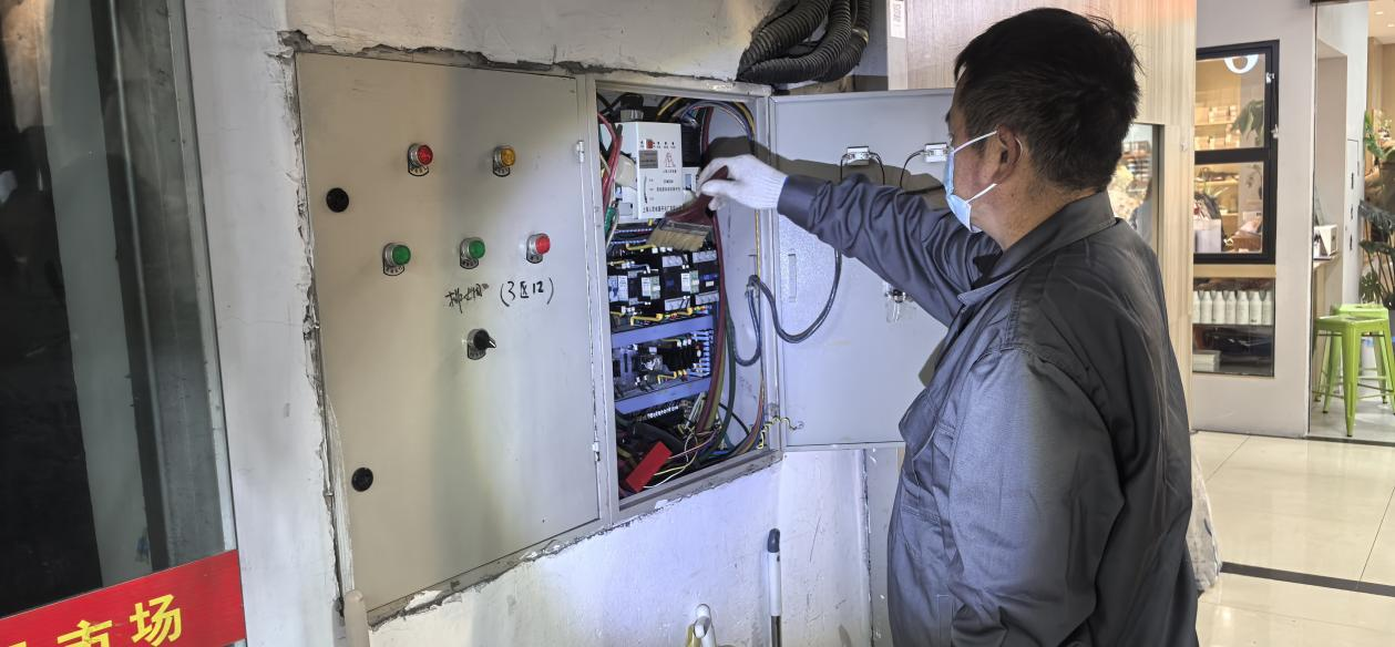 錢江商城排煙風機控制柜維護完成，安全保障再升級