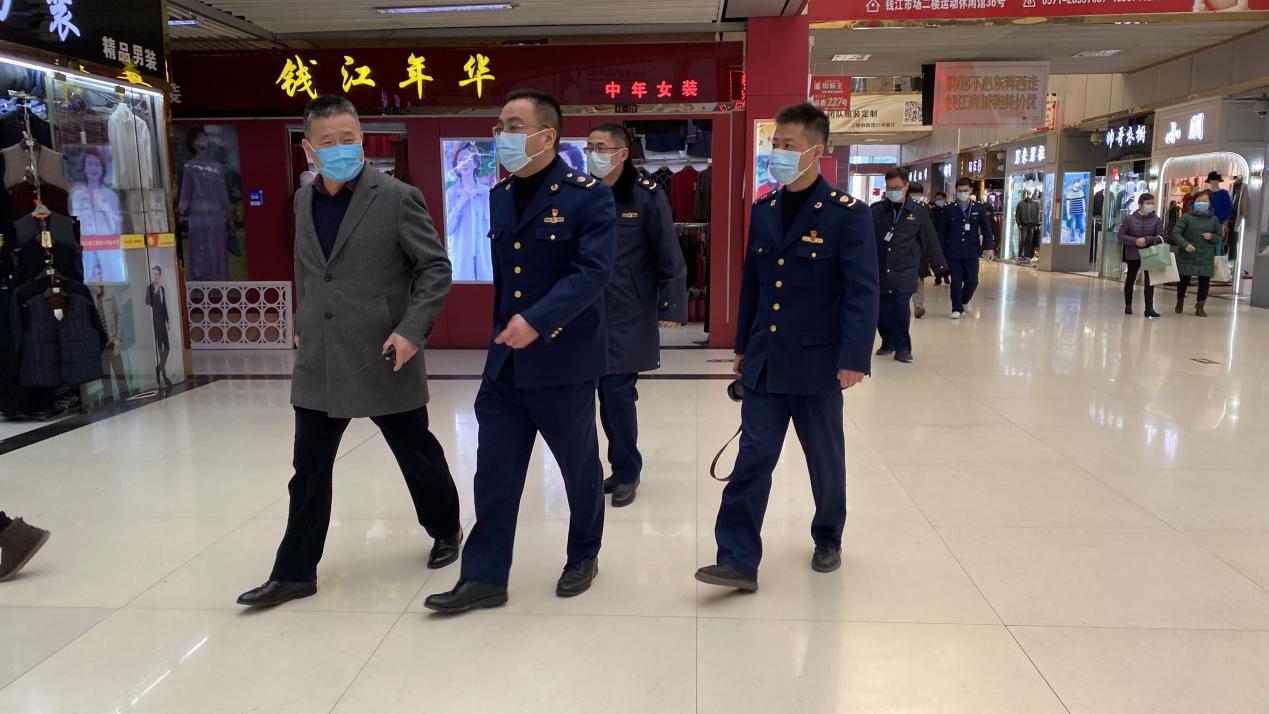 拱墅區(qū)市場(chǎng)監(jiān)管局趙斌局長(zhǎng)蒞臨錢江商城開(kāi)展進(jìn)口商品疫情防控指導(dǎo)工作