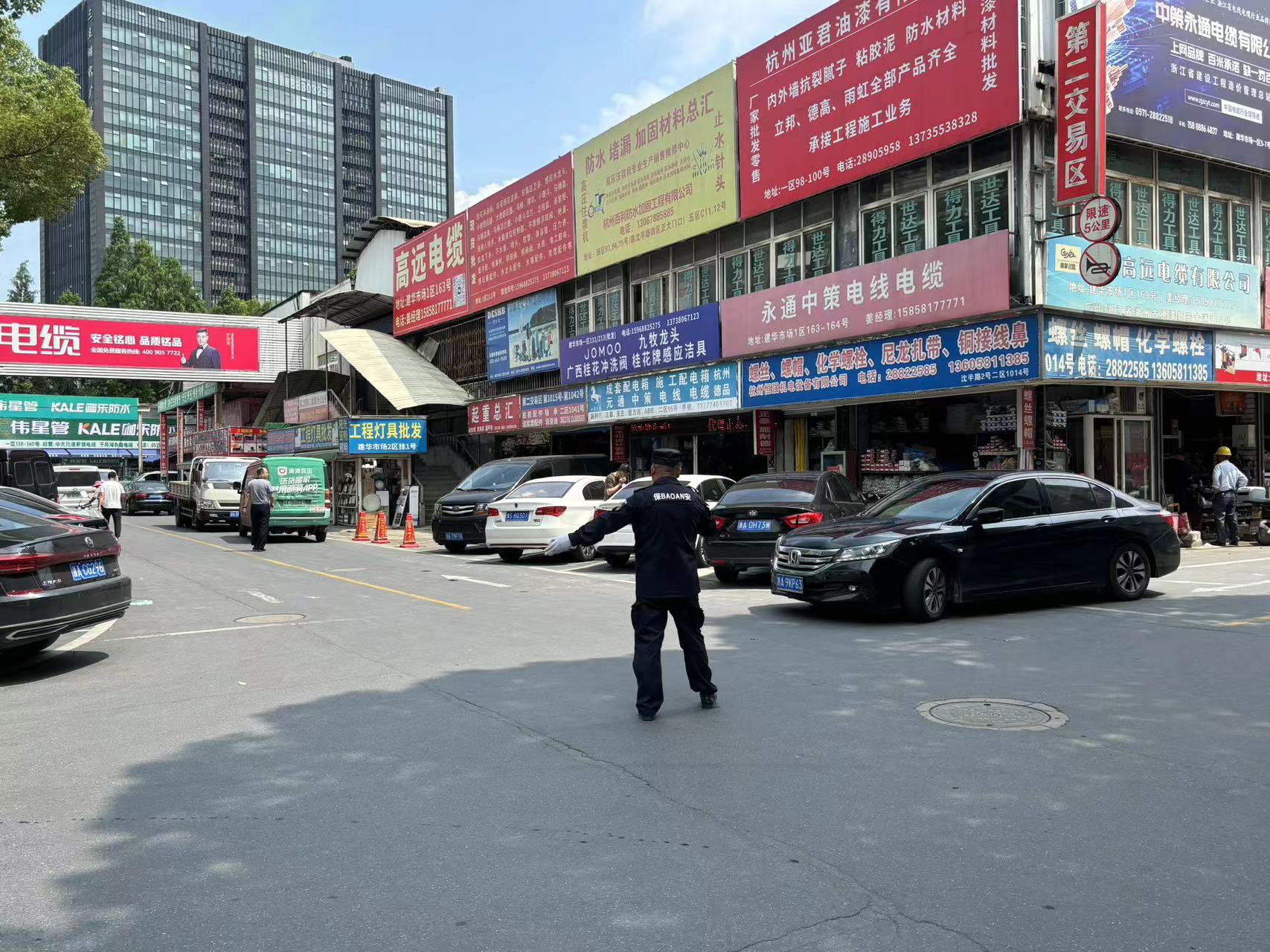 無懼夏日炎烈！建華市場(chǎng)勇抗高溫！