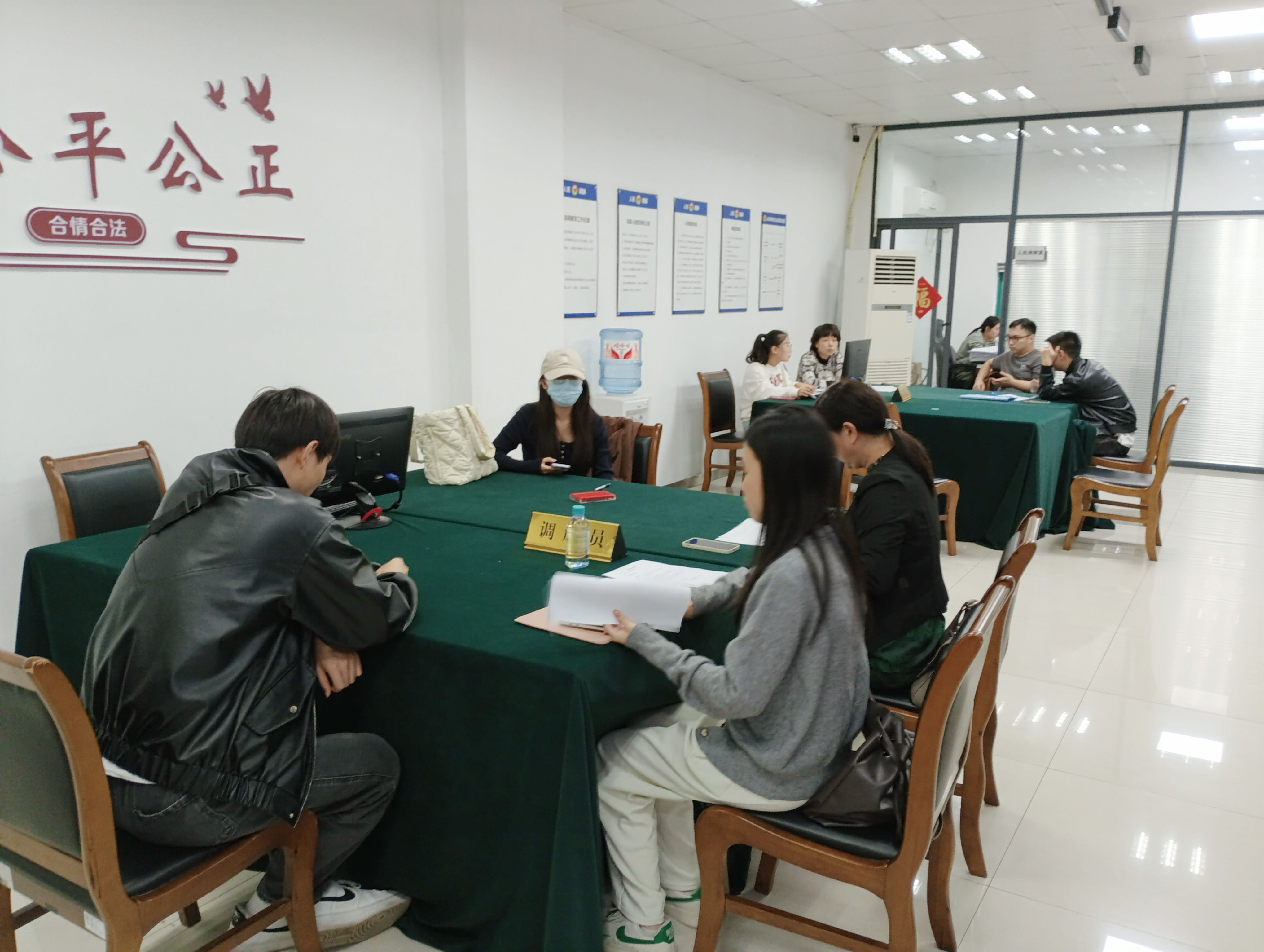 調(diào)解顯溫情，商業(yè)洪流中的信任與重生